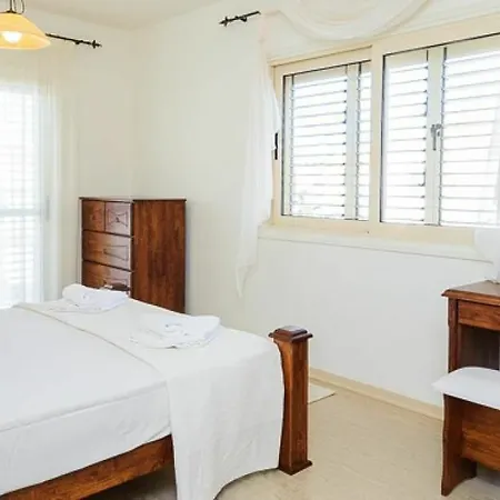 Oceanview Luxury 015